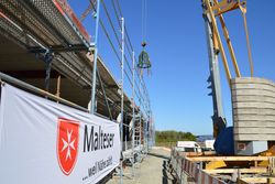 Die Richtfestkrone wehte über dem Rohbau des neuen Ausbildungszentrums der Malteser in Wetzlar.
