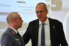 Foto: Malteser - Innenminister Peter Beuth (rechts im Bild) hat Norbert Häger, Malteser Hilfsdienst, aus Kiedrich die Silberne Katastrophenschutz-Verdienstmedaille verliehen. 