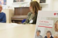 Foto © Malteser: Wenn Demenzkranken die Worte fehlen, ziehen sie sich häufig zurück. Das Malteser Demenz-Café „Café Malta“ bietet einen Raum für Gespräche ohne Scham.