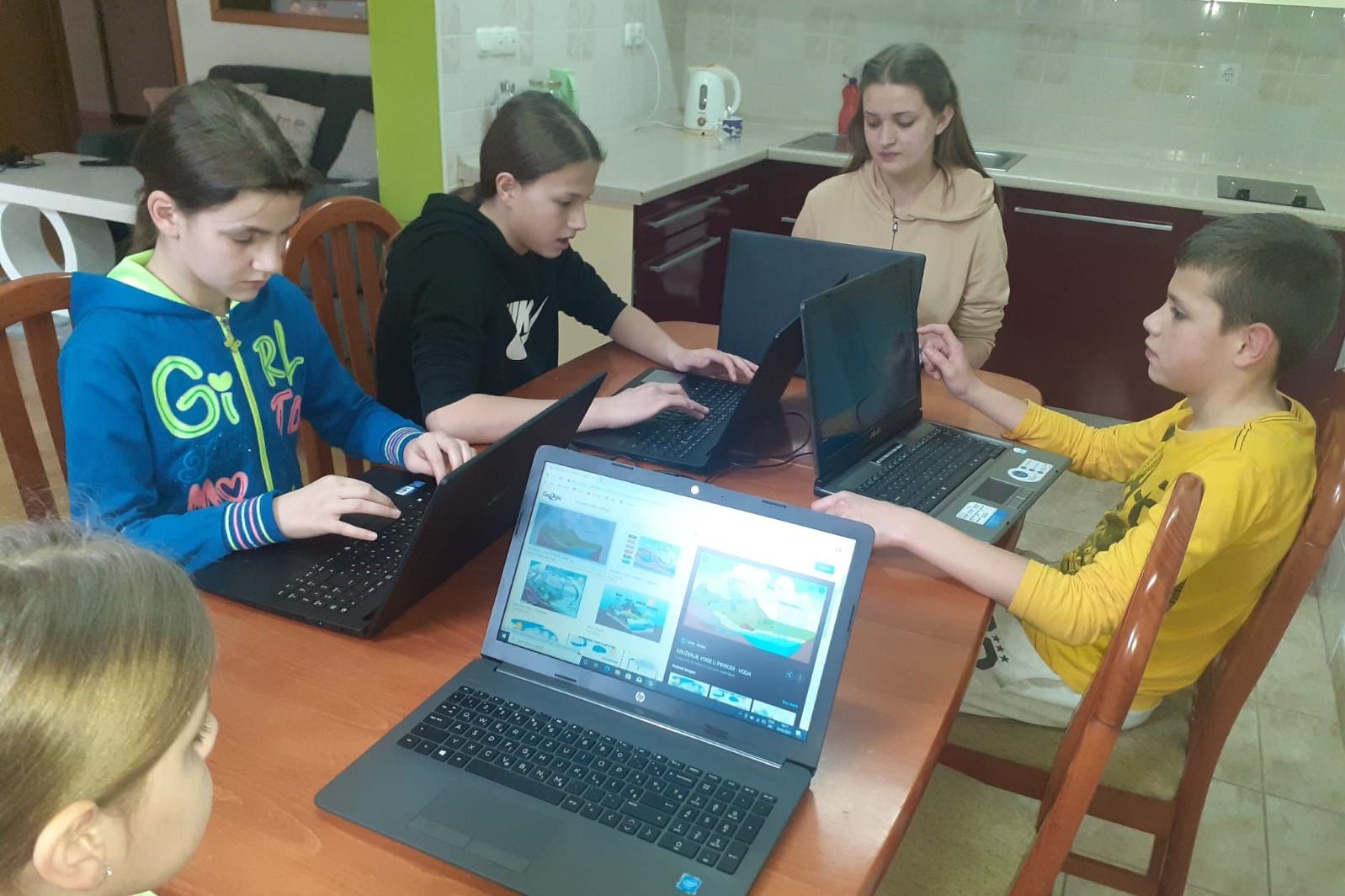 Malteser Auslandsdienst: Spende von Laptops in Vares