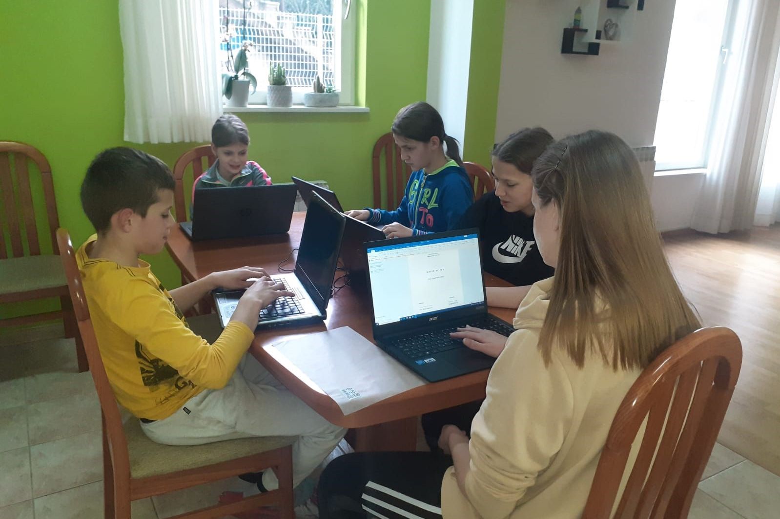 Malteser Auslandsdienst: Spende von Laptops in Vares