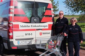 Foto © Malteser/Jürgen Briegel: Heike und Reiner Kurz freuen sich, dass der mobile Einkaufswagen wieder rollt!